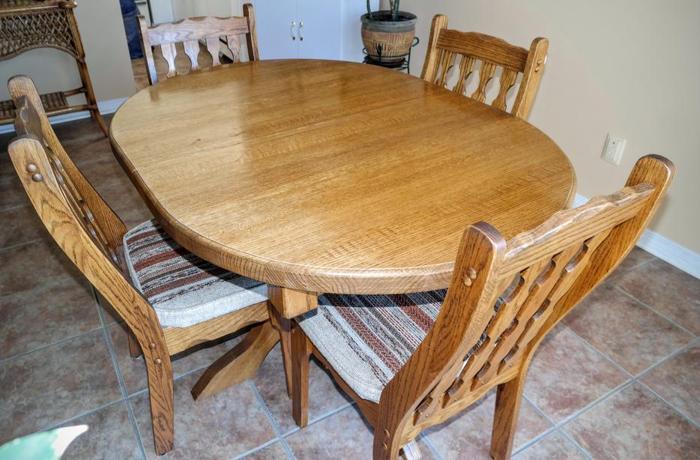 1 1/2' Solid Oak Dining Room Table with 4 chairs and extension