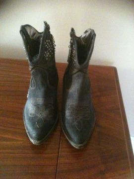$30
Cowboy boots with bling siz 6 used maybe 2x