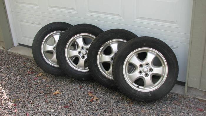 (4) 215 60R 16 Michelin X ICE Winter Tires on Alloy Wheels