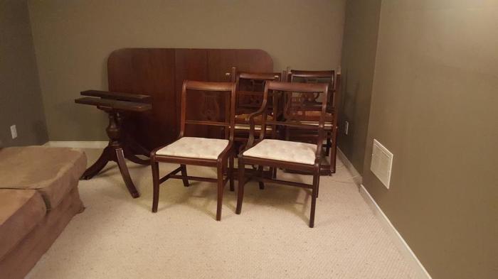 Antique Dinning Room Set - Seats 6. Leaf included