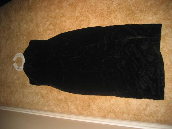 Black slim velvet dress