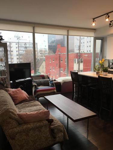 Modern Luxury Condo in heart of Downtown-May 1st-One Bdrm+Den