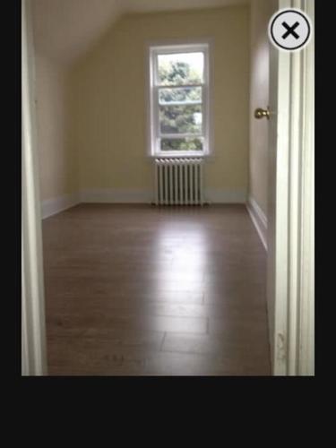 room in little italy! great for the summer! close to Ottawa U/pets allowed