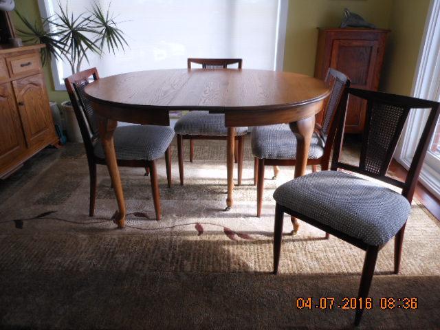 ROUND ANTIQUE OAK TABLE AND CHAIRS