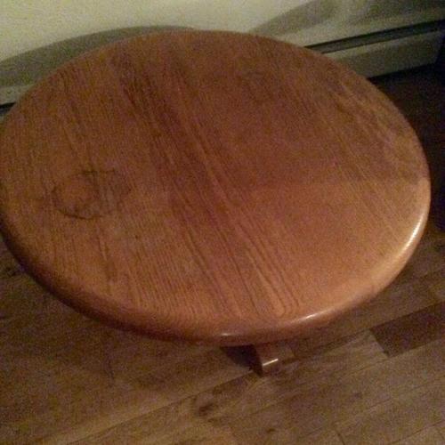SOLID OAK ROUND COFFEE TABLE