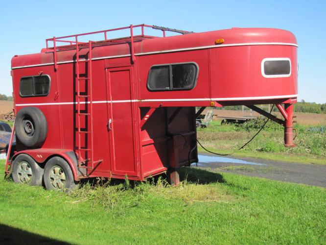 Two horse gooseneck trailer