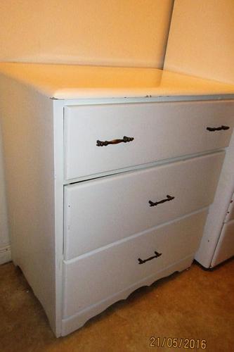 Vintage solid wood 3-drawer dresser