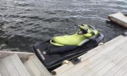Seadoo en parfaite condition, supercharge refait a neuf, peux atteindre 72 miles a l'heure. 110 heures approx. Avec remorque.
Seadoo in great condition, supercharge redone, can go up to 72 miles an hour. Approx. 110 hrs. Comes with trailer.