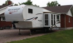 2007 Mint condition Rockwood Signature Series 30ft 5th Wheel, model 8283, atrium windows in pushout, two flat screen tv's, built in satellite radio, surround sound stereo, heated Queen size mattress, heated holding tanks, create a breeze roof vents, gas
