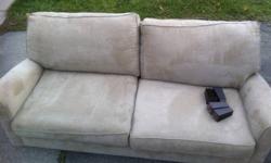 2 beige Sklar Pepplar love seats. Beige. Great shape. Hardly used, tags still on them. They've been in a storage room for a year or more and it's time to purge.
Curb side delivery available after you see them and purchase.
This ad was posted with the