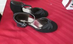 I have 2 pairs  of girls beautiful dress shoes for christmas and new years  sz 13 and sz 1
10.00 each