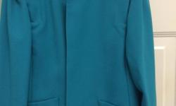 Size 11/12,
2 piece Turquoise Skirt and Jacket set,
"Like New", Clean, no marks,
*in PHOTO there is a brownish shadow, it is NOT a mark on the skirt