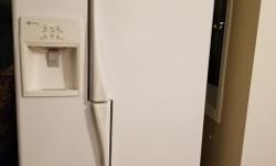 Great condition refrigerator. Temperature up to spec in both the fridge and freezer. Water and ice maker work. Selling because of kitchen renovations.
Dimensions: 36 inches wide and 34 inches deep.
Steven