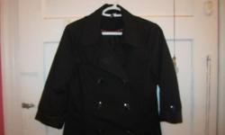 in great condition
double breasted front
buttons on the sleeves
black
size 10 women's