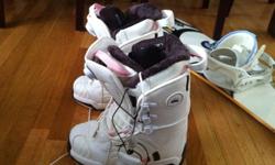 142 cm Salomon Snowboard, bindings and size 4.5 boots. ALL THE EQUIPMENT HAS ONLY BEEN USED TWICE. Perfect condition.