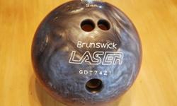 BRUNSWICK BOWLING BALL & BAG / BOULE DE QUILLE & SAC DE BOWLING? Brunswick Lazer GDT7421 bowling ball in excellent condition? Brunswick single bowling bag with sturdy two-sided zipper. Zippered interior pocket and metal ball holder on the inside of the