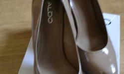BEST OFFER!
 
Hey I have a pair of Nude pumps from Aldo.
 
Worn Once.
 
Black rubber marks on the bottom/side. Can be rubbed off.
 
size 40
 
Orginally $80
 
Phone: 1-587-224-5368