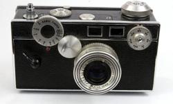 Argus C3 Rangefinder Camera: Great condition with case, camera bag, and instructions.
The Argus C3 was a low-priced rangefinder camera mass-produced from 1939 to 1966 by Argus in Ann Arbor, Michigan, USA. The camera sold about 2 million units, making it