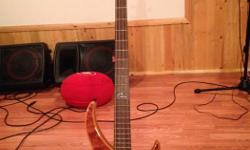 Peavey Cirrus 4-string bass.
Excellent condition.
18 Volt active pickup.
Case included.