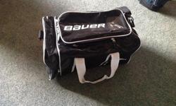 Like New...
BAUER... Duffle Bag
22"x12"x12"
This is an awesome bag....
Clean and like new...
Used only once...and stored...
This is a Top Quality bag at a fraction of the cost...