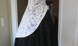 $250
Selling my pristine condition white and black strapless dress size 4 worn only for few hours!! Paid over $650 and is absolutely like new condition.
No marks, tears or stretched fabric.
Let me know if you have any questions.