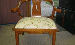 I HAVE AN BEAUTIFULLY DESIGNED SITTING CHAIR FOR THE FRONT ENTRANCE, LIVING ROOM OR THE DEN. IT IS IN MINT CONDITION, NO RIPS, DINGS OR SCRATCHES. SELLING FOR $ 110.00 OBO. A MUST SEE. CONTACT ROB AT 905-934-2676 FOR MORE INFO AND ALSO CHECK OUT MY OTHER