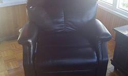 OFFERING A PRACTICALLY NEW BLACK LEATHER LIFT CHAIR BOUGHT THIS YEAR WORTH $1699 AT SHOPPERS HOME HEALTH CARE.
CHAIR RECLINES FULLY BACK AND LIFTS UP TO AIDE TO A  STANDING POSITION.
REMOTE WITH SAFETY LOCK FUNCTION.