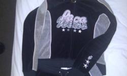 EXCELLENT CONDITION
LIKE NEW
SIZE : SMALL
BLACK / PINK & GREY
DOES NOT FIT ANYMORE
PAID OVER $100.00
SELL FOR $40.00