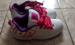 Brand New - Girls (Youth) Size 6 DC sneakers in excellent condition.
Asking $40 Firm.
Pick up only please.
Thank-you!
**Please view my other ads**
