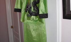 Brand new, with tags,
size : ladies 7-9,
silky form fitting , vibrant lime geisha costume, has detailed dragon motif over front panel, has long train behind short dress.
Black accenting on collar and sleeves make this outfit truly head turning!