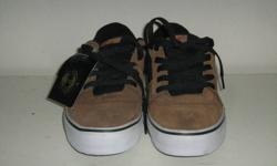 Brand new men's Fallen skateboard shoes.  Never been worn.  Size 9.
Reply to ad if interested.