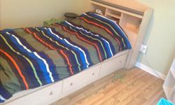 Single capitain bed in good shape with 3 drawers. Matress not included. No delivery.