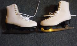 Child's Figure skates
Made by PTX
Size 4
Used only once. Blades have been sharpened professionally
Located in Barrhaven.