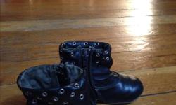 Cool unisex boots from a smoke and pet free home. Size 7/8.