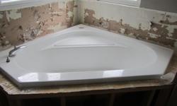 Jacuzzi corner roman tub without jets. Like new, barely used.
59 1/2 inches by 59 inches. No jets. Will accept reasonable offer.