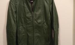 Excellent condition, women's leather jacket. No damage of any kind! Size small. Great quality. From Danier Leather.
I can meet in town or Canwest Mall area of Langford
