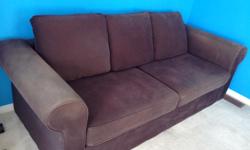 Clean dark brown comfortable 3 seater couch.
Kept in a smoke free house.
Color is slightly faded but no damages to the couch.
88" (L) X 35" (W) X 35" (H)
Pick up only please.
Asking for $60.