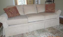 DeBoer's sofa in excellent condition, like new. Comes from a smoke and pet free home. Tan colour with darker tan strips. length 83'. Includes 2 decorative pillows.
Moving and can deliver in west end.