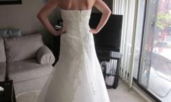 La Sposa by Pronovias wedding dress, beautiful lace detail and amazing train. Paid 1200 , tags are still on, asking 500 or make me an offer