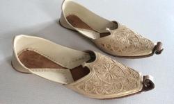 Elegant Middle Eastern Shoes
Length of Sole, end to end: Approx. 11 1/4 inches
Size: Approx. 9
New condition
$35
