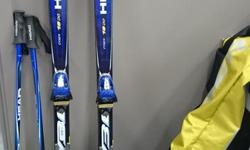 Ski alpin Head avec pÃ´les et fixations
Bottes de ski Head grandeur 26.5 (femme)
Goggle Oakley
2 sacs de transport ( un pour bottes et un pour ski)
3 hivers d'usure ! Aubaine !
prix negociable