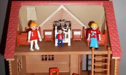 Beautiful vintage Sylvania family doll house with Playmobile furnitures.
Include: 3 figurines 3 beds + 3 nightstands
2 benches + 1 small table
3 chairs +kitchen table
1 long stepping stone
7 animals + 2 fruits + 1 cage for the rabbits
1 canoe + 1 sleigh +