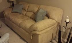 FAUX SUEDE NEUTRAL BEIGE COUCH, EXCELLENT CONDITION...rarely used from a clean non smoking home
$450.00
OBO