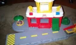 Fisher Price Little People Airport
Comes with terminal, track, helicopter, airplane, and taxi
Great condition.
Asking $15
Check out my other toys too