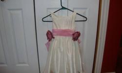 Flower Girl Dress
Excellent Condition  
Size 2
Flowers Can come Off