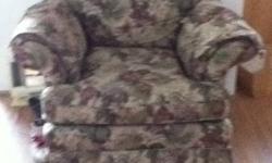 For Sale: Beautiful Couch & Chair.
The picture does not do the color justice... Color: Beige background with burgundy pattern
Very comfortable
Asking $550
Please call 705-254-2875...