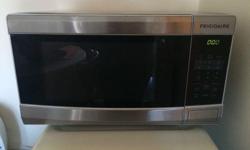 Five year old Frigidaire microwave in very good condition. Rarely used, well maintained.
20 in. across, 12 in. tall, 15 in. deep
$50
Cash only