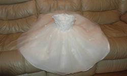 BEAUTIFUL  DRESS  SIZE 2 COLOR WHITE  PAY 170   IN TOP KIDS SELL $50 LIKE NEW  TOOK  IT TO THE DRY CLEAN  READY CALL 416 9894308