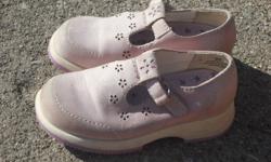 Gymboree - light purple suede size 8
 
Columbia - 2 tone pink sandals size 10
 
Black suede w/patent leather stripe size 9
 
Baby Gap - tan loafers size 9
 
Bum Kids - pink sandals size 10
 
 
$4.00 each