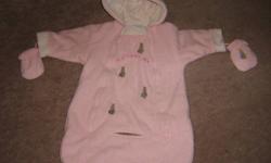 Selling a baby Girls Pink Fleece Pramsuit
Size 6 months
Slot for car seat buckle to go through, mittens attached
Gently used and from a smoke free home
SALE-Buy one Lot of clothes and get the second Lot of clothes half Price!
Click on ?View Poster?s Other